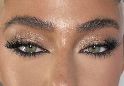 Graduation Inspo Makeup, Victoria Secret Eye Makeup, Victorias Secret Makeup Look, Makeup Dark Eyeshadow, Glitter Eyelashes, Glitter Water, Maquillage On Fleek, Eyeshadow Ideas, Prom Eye Makeup