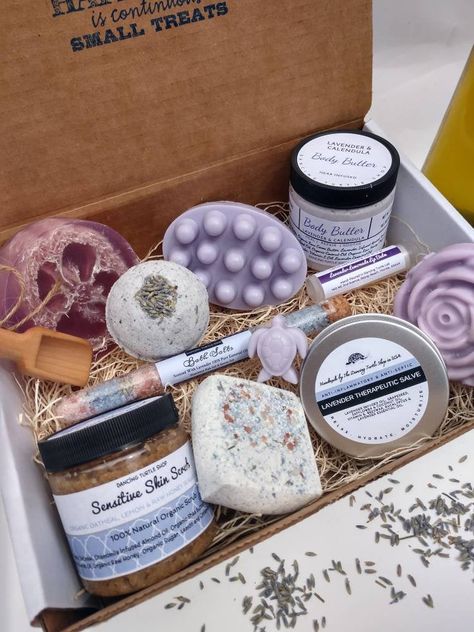 Wellness Gift Box Ideas, Cool Gifts For Women Birthday, Diy Spa Basket, Spa Day Gift Basket, Massage Gift Basket Ideas, Spa Box Gift, Relaxation Basket, Spa Gift Set, Spa Baskets