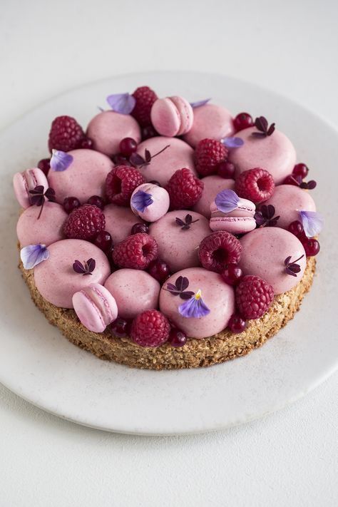 Gâteau sablé macaron/framboise. Patisserie Fine, Gourmet Desserts, Fancy Desserts, Pavlova, Macaroons, Pretty Food, Royal Icing, Beautiful Cakes, Cake Cookies