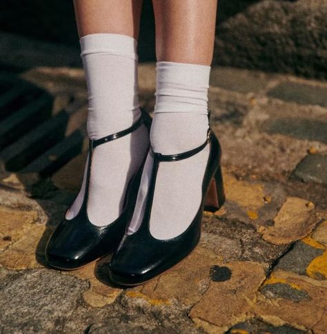 Vintage Shoes Women, Work Formal, Charlotte Gainsbourg, Block Heel Pumps, Jeanne Damas, Patent Shoes, Socks And Heels, Fancy Shoes, Aesthetic Shoes