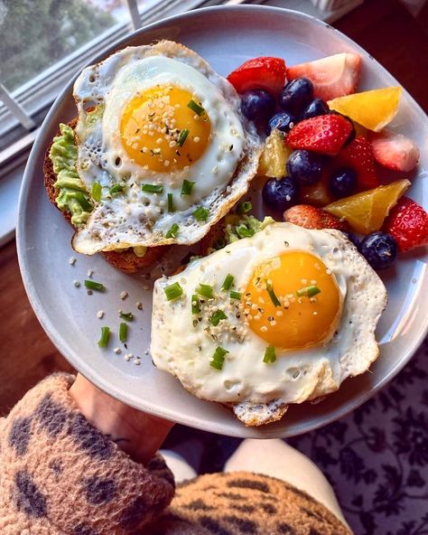 Zeynep Dinç on Instagram: “Saturday #breakfast 💚 #Avocado toasts topped with crispy fried eggs + fruit salad By @thehungryhappymama  #toastsforall…” Fried Egg On Toast, Egg On Toast, Avocado Toasts, Saturday Breakfast, Breakfast Avocado, Toast Toppings, Green Eggs And Ham, Egg Toast, Fried Eggs