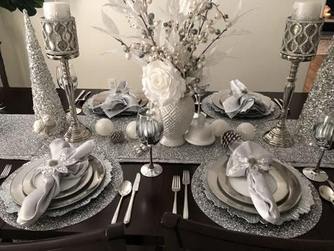 Christmas Table Settings Silver White, Silver And White Christmas Table Decor, Silver Christmas Table Settings, Silver Christmas Table Decorations, Silver Table Decorations, Silver And White Christmas Decor, Silver Table Setting, Christmas Table Decorations Ideas, Winter Table Setting