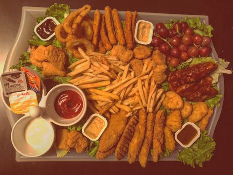 Charcuterie Board Chicken Nuggets, Chicken Nugget Platter, Chicken Strip Charcuterie Board, Chicken Nugget Charcuterie Board Ideas, Chicken Nugget Board, Chicken Charcuterie Board Ideas, Nugget Charcuterie Board, Nugget Platter, Chicken Nugget Charcuterie Board