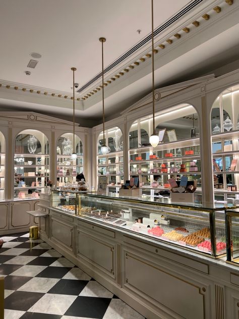 Luxury Patisserie Interior, French Patisserie Design, Bakery Ceiling Design, Patiserie Interior, Coffee Store Design Interiors, Art Deco Bakery, Bakery Aesthetic Interior, Parisian Cafe Interior, Cake Shop Design