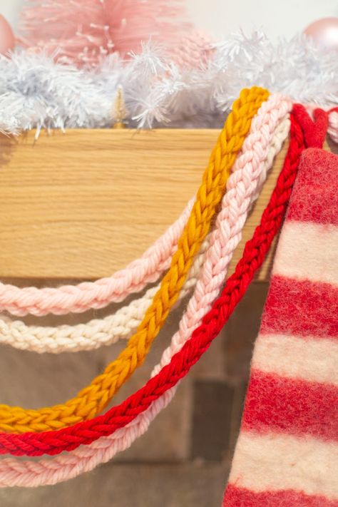 How To Finger Knit, Finger Knit, Diy Christmas Garland, Holiday Garland, Garland Diy, Holiday Garlands, Finger Knitting, Diy Garland, Christmas Mantels