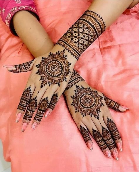 Henna Design Back Hand Bridal Mehndi, Backhand Mehndi Designs, Stylish Mehndi Design, Short Mehndi Design, Front Mehndi Design, Mehndi Designs For Kids, Very Simple Mehndi Designs, Simple Mehndi Designs Fingers, Engagement Mehndi Designs