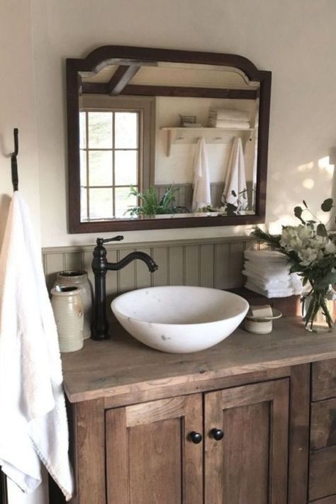 Bedroom Elements, Baños Shabby Chic, Small Farmhouse Bathroom, Primitive Bathroom, Bilik Air, Rustic Farmhouse Bathroom, Farmhouse Bathroom Design, Farmhouse Bathroom Ideas, Rustic Bathroom Designs