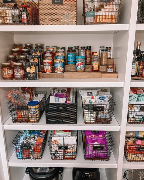 Can Good Organization, Pasta Organization, Pantry Storage Organization, Deep Pantry Organization, Pantry Closet Organization, Organizer Pantry, Pantry Organization Hacks, Kitchen Pantry Organization, Diy Pantry Organization