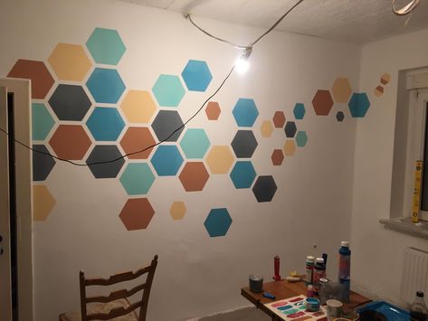 Hexagon Wall Paint, Hexagon Painted Wall, Bee Bathroom, Wall Paint Patterns, Mural Art Design, Hexagon Wall, Wall Office, Hawaii Homes, Hexagon Design