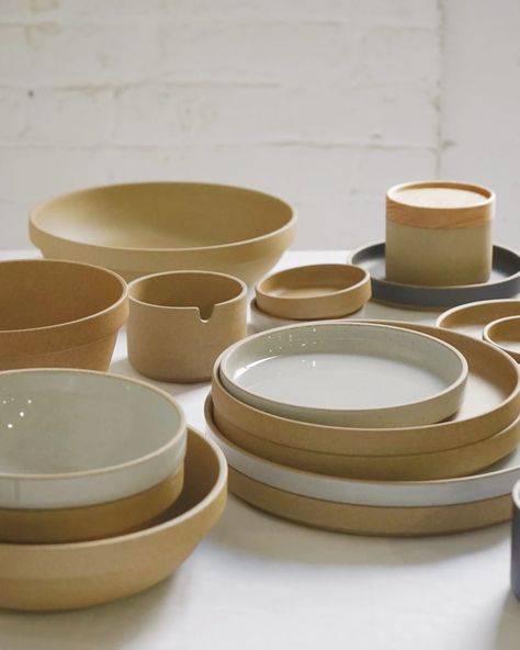 Porcelain and clay blend / Made in Nagasaki, Japan Folk Interior, Earthenware Dinnerware, Earthy Eclectic, Sustainable Kitchen Design, Nagasaki Japan, Eco Kitchen, Amakusa, Potters Clay, Hasami Porcelain