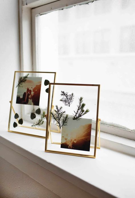 Photo Frame With Flowers, Pressed Flower Photo Frame, Photo Frames Ideas, Frame Diy Ideas, Photo Frame Gift Ideas, Pressing Plants, Frame Gift Ideas, Photo Frame Ideas, Cadre Photo Diy