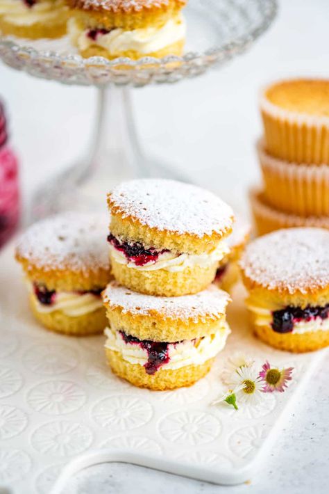 Victoria Sponge Cupcakes, Mini Victoria Sponge Cakes, Sponge Cupcakes, Mini Victoria Sponge, Victoria Sponge Recipe, Strawberry Cream Cheese Filling, Homemade Blackberry Jam, Tea Party Desserts, Victoria Sponge Cake