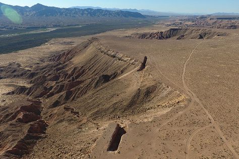 Earth Sculpture, Michael Heizer, Site Specific Art, Double Negative, Famous Art Pieces, Forty Seven, 20th Century Architecture, Usa History, Nevada Desert