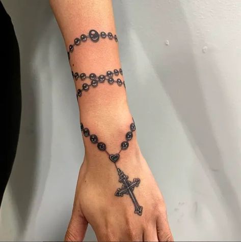 Black And Grey Rosary Tattoo, Chain Around Wrist Tattoo, Rosery Tattoos On Arm, Rosary Bead Tattoo For Men, Rosery Tattoos For Women On Arm, Rosery Tattoos On Hand Women, Forearm Rosary Tattoos For Women, Rosary Tattoo With Names, Rosary Around Wrist Tattoo