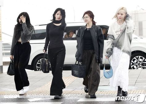 Airport Fits, Airport Look, Celebrity Street Style, Artist Style, Airport Style, Airport Outfit, Kpop Fashion, Kpop Girl Groups, Matching Pfp