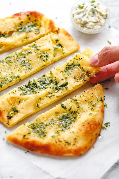 Garlic Herb Butter Flatbread - #flatbread #recipe #eatwell101 - Buttery, garlicky and super delicious! These garlic herb butter flatbreads are perfect for a refined appetizer, and you can play as much as you want with the toppings! - #recipe by #eatwell101 Garlic Flatbread Recipe, Homemade Flatbread Recipes, Flatbread Appetizers, Flatbread Toppings, Garlic Flatbread, Easy Flatbread, Homemade Flatbread, Pan Pita, Cheese Flatbread