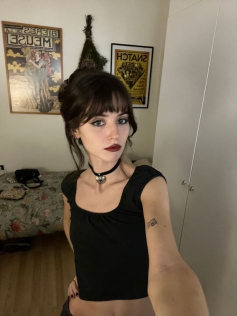 Top Layering Outfit, Ever After High Aesthetic, Black Hair Bangs, 200k Followers, High Aesthetic, Ever After High, Pretty Makeup, Cute Makeup, Hairstyles With Bangs