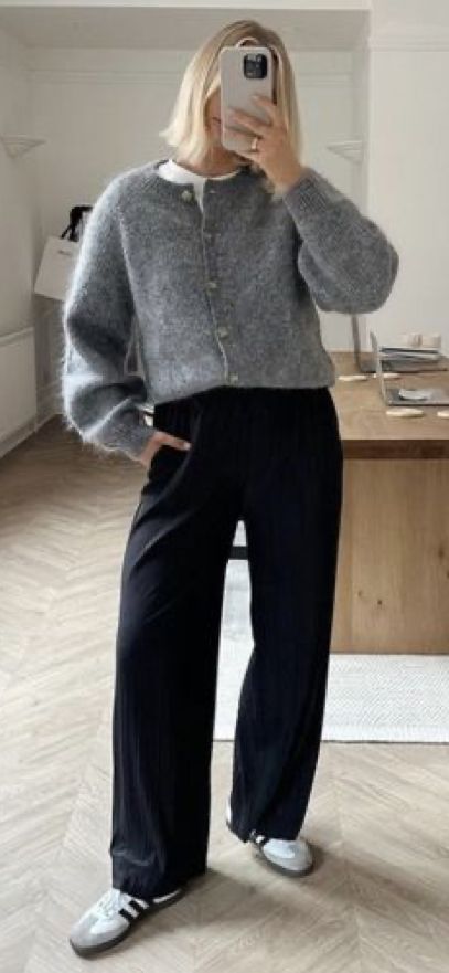 Street Style 2024 Winter Comfy Autumn Outfits Casual, Autumnal Outfits 2024, Simple Outfits Autumn, Dinner Outfits Autumn, Winter Minimalist Outfit Cold Weather, Winter Fashion Basics, Amsterdam Outfits Fall, Casual Work Outfits Autumn, Winter Outfits Gen Z