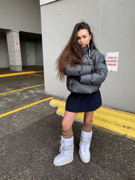 Moonboot Outfit, Moonboots Outfits, Moon Boots Outfit, Boot Fashion, Moon Boot, School Clothes, Miniskirt Outfits, Moon Boots, Fashion Streetwear