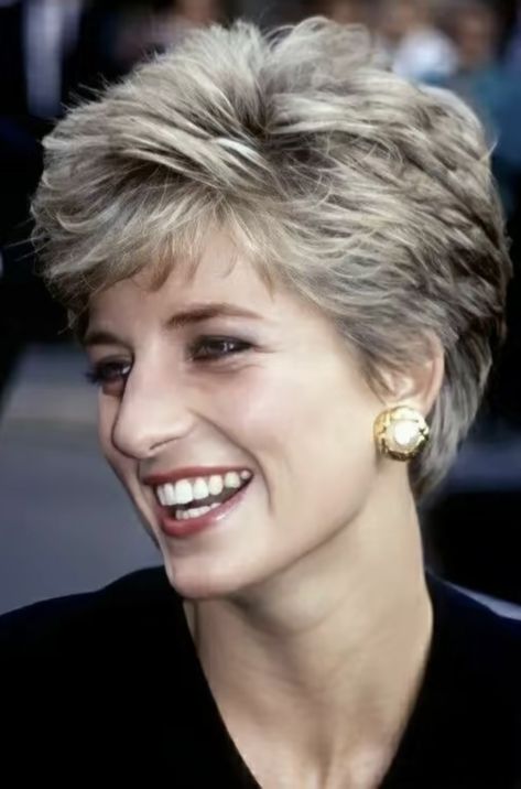 Diana Cut Hairstyle, Princess Diana Hairstyles, Diana And Her Sons, Diana Haircut, Princess Diana Hair, British Prince, Diana Princesa, Princess Diana Fashion, Princess Diana Photos