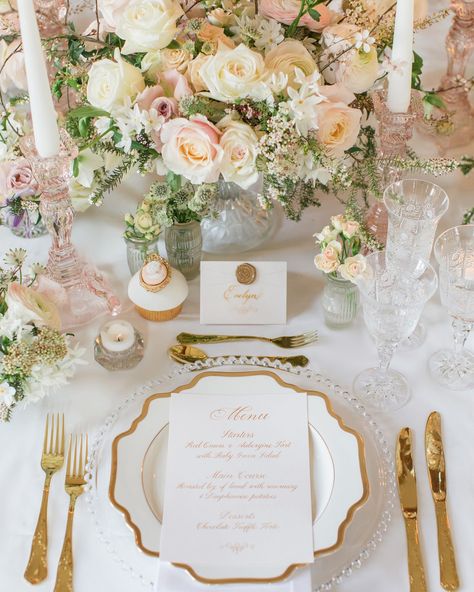 23 Glamorous Wedding Ideas for Your Luxurious Big Day Royal Wedding Guests Outfits, Royal Wedding Decorations, Royal Wedding Themes, Blush Wedding Centerpieces, Royal Wedding Invitation, Royal Wedding Cake, Royal Wedding Gowns, Wedding Cake Tops, Estilo Shabby Chic