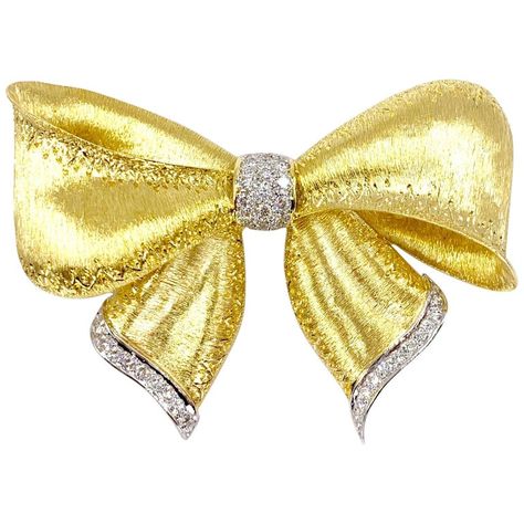 Large 18 Karat Gold And Diamond Bow Brooch Diamond Bows, Bow Brooch, Italian Jewelry, Bow Jewelry, Diamond Brooch, Fine Jewels, Fine Jewelry Designers, High Jewelry, Brilliant Cut Diamond