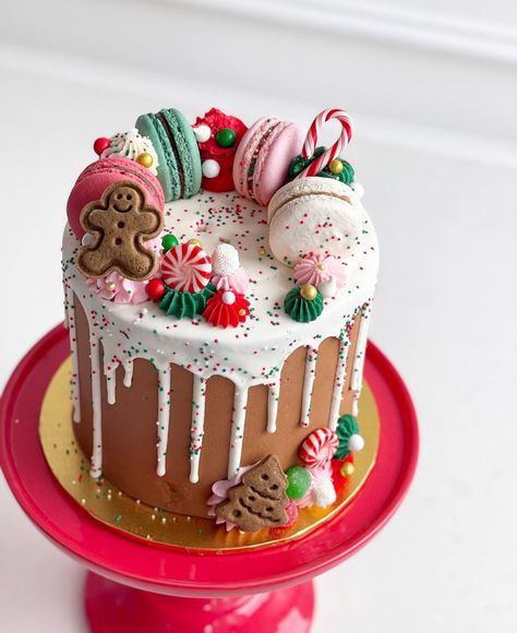 Kelsey Elizabeth on Instagram: “🎄🎅🏼♥️⛄️🪵Our Candy Gingerbread Drip Cake, Bûche de Noël, and custom Gingerbread House Treat Boxes are just a few of my favorite things on…” Box Cake Decorating, Cake Display Ideas, Gingerbread House Cake Ideas, Birthday Cake Christmas, Christmas Cake Decor Ideas, Gingerbread House Cupcakes, Christmas Birthday Food, Gingerbread Cake Christmas, Christmas Cake With Gingerbread House