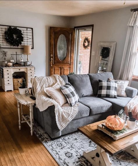 Inviting Home Design, Living Room Decor Cozy Simple, Coffee House Aesthetic Living Room, Small Doorstep Ideas, Grey Couch With Wood Furniture, Smaller Home Decor, Living Room Ideas Cozy Comfy, Cozy Farmhouse Living Room Country, Small Farmhouse Interior Living Room