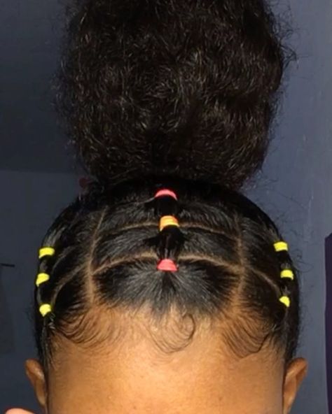 Curly Erika 😍🇩🇴 on Instagram: “Hairstyle tutorials 😍❤️ Rubberband  - - - - #explore #topknow #viral #edgesonfleek #hairstyles #natural #naturalista #naturalhairstyles…” Elastic Band Hairstyles, Rubberband Hairstyles Natural Hair, Elastic Hairstyles, Rubber Band Hairstyle, Band Hairstyles, Rubber Band Hairstyles, Wild Hair Color, Cabello Afro Natural, Tiktok Hair