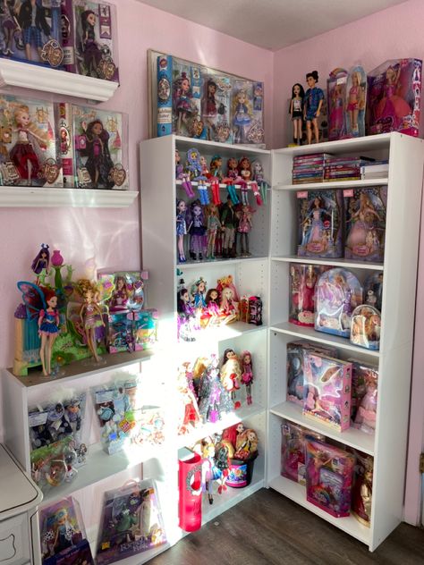 Doll Collection Display Ideas, Doll Collection Display, Barbie Movie Dolls, Collector Room, Weird Collections, Monster High Bedroom, Barbie Storage, Barbie Organization, Movie Nostalgia