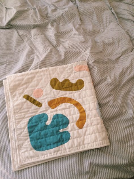 Modern Patchwork Cushion, Quilt Applique Tutorial, Needle Turn Applique Tutorial, Applique Baby Quilts, Hand Quilting For Beginners, Hand Applique Patterns, Modern Applique, Applique Quilts Tutorial, Needle Turn Applique