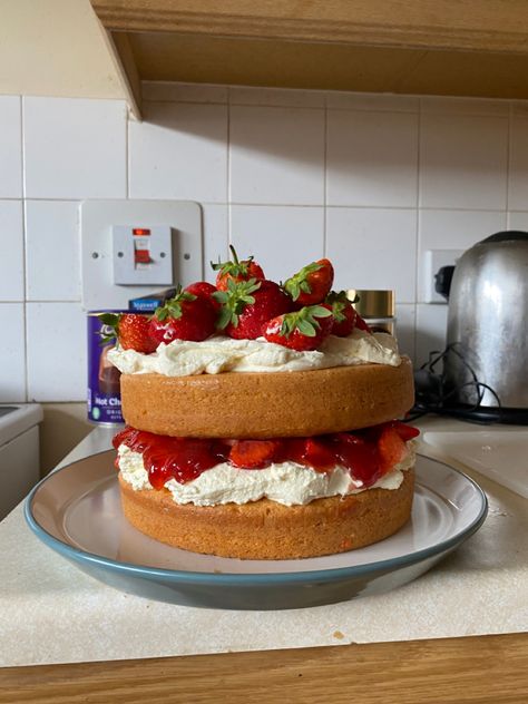 Victoria Sponge Cake Aesthetic, Sponge Cake Aesthetic, Victoria Sponge Cake Decoration, Sponge Cake Decoration, Strawberry Sponge Cake, Victoria Sponge Cake, Victoria Sponge, Pretty Dessert, Think Food