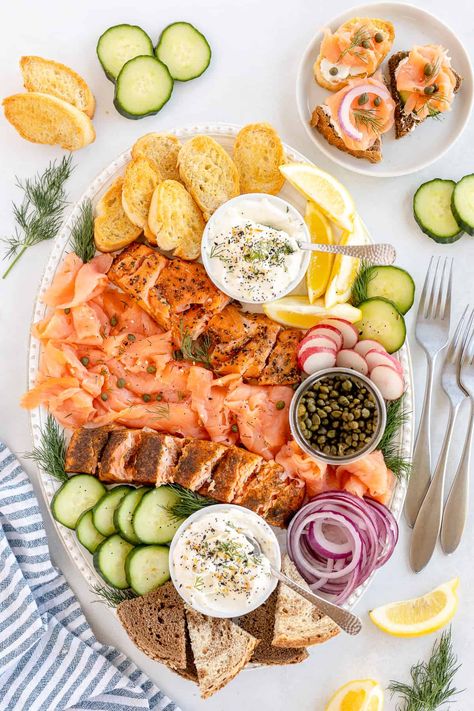 Smoked Fish Platter Ideas, Smoked Salmon Sour Cream, Salmon And Cream Cheese Appetizers, Dip For Smoked Salmon, Cold Seafood Platter Ideas, Cold Salmon Appetizers, Smoked Salmon Platter Ideas, Smoked Salmon Breakfast Platter, Smoked Salmon Bagel Dip