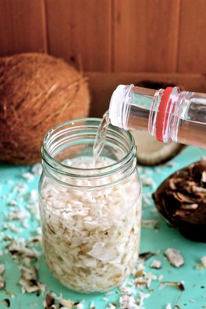 Coconut Extract Recipes, Extract Recipes, Diy Extracts, Mason Jar Sizes, Coconut Essential Oil, Make Vanilla Extract, Homemade Coconut Oil, Pressure Canning Recipes, Coconut Extract