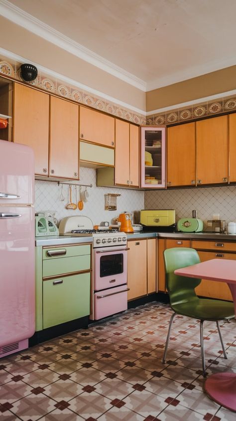 Kitchen 50s Style, Funky Retro Kitchen, Kitchen Retro Modern, Diner Inspired Kitchen, Retro Home Exterior, 60s Style Kitchen, Retro Aesthetic Kitchen, Old Vintage Kitchen, Old Kitchen Vintage