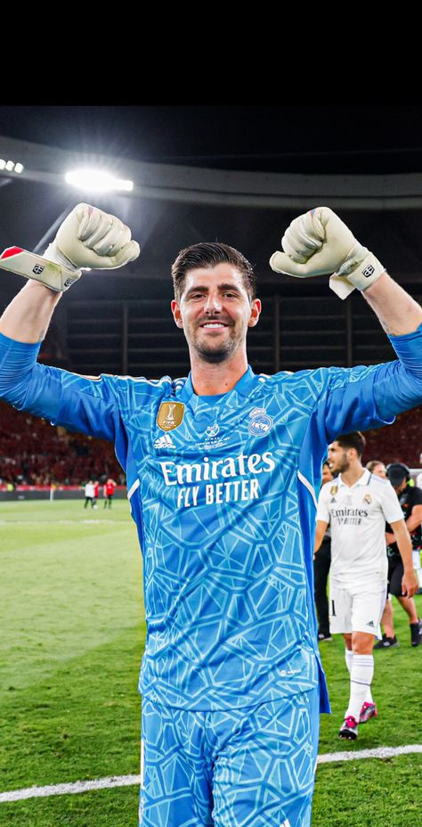 Courtois Real Madrid, Goalkeeper Jersey, Thibaut Courtois, Alexis Sanchez, Madrid Football, Real Madrid Football, Real Madrid Players, Leo Messi, Football Jerseys