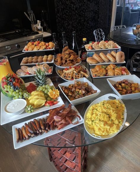 Breakfast Platter Brunch, Birthday Breakfast Buffet Ideas, Christmas Family Brunch Ideas, Breakfast Work Party, Huge Breakfast Buffet, Brunch Display Buffet Tables, Cabin Brunch Ideas, Birthday Brunch Menu Ideas Easy, Breakfast Ideas For Bachelorette Party