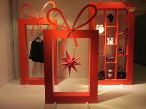 Creative Store Display Window Christmas Window Display Retail, Christmas Shop Displays, Window Display Ideas, Christmas Window Decoration, Vitrine Design, Holiday Window Display, Window Display Retail, Decoration Vitrine, Christmas Window Display