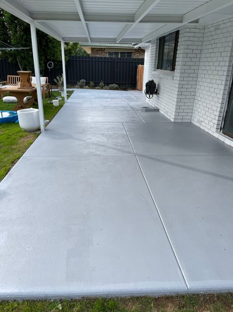 DIY: How to paint concrete Painted Cement Patio, Best Concrete Paint, Outdoor Concrete Floors, Concrete Floors Diy, How To Paint Concrete, Paint A Wall, Paint Concrete, Concrete Painting, Painting Front Porch