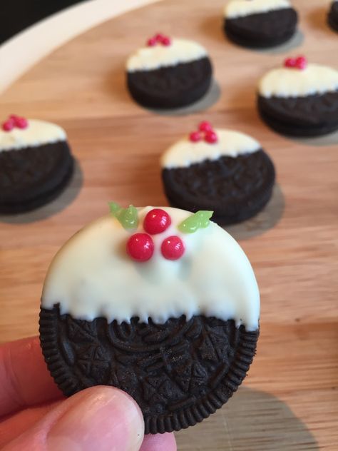 no bake oreo christmas pudding biscuits easy quick recipe review cream white chocolate Christmas Pudding Biscuits, Pudding Oreo, Christmas Biscuits Recipe, Christmas Treats To Make, Easy Christmas Treats, Christmas Biscuits, Oreo Cookie, Christmas Food Desserts, Xmas Food