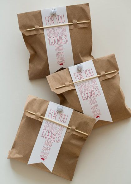 Brown paper packaging ideas. Different ways to wrap your cookies & gifts! Label Minuman, Spoon Fork Bacon, Brown Paper Bags, Gift Bags Diy, Diy Cookie, Cookie Bags, Diy Bags Purses, Cookie Packaging, Diy Purse