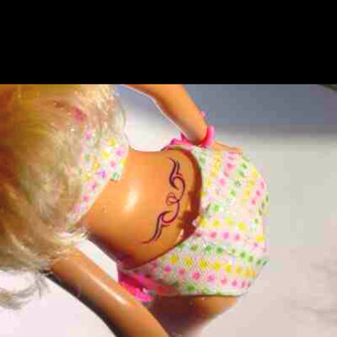 Barbie with a tramp stamp! Hahaha Barbie Tattoo, Barbie Funny, Barbies Pics, Bad Barbie, The Odd Ones Out, Tramp Stamp, Im A Barbie Girl, Club Kids, Barbie World