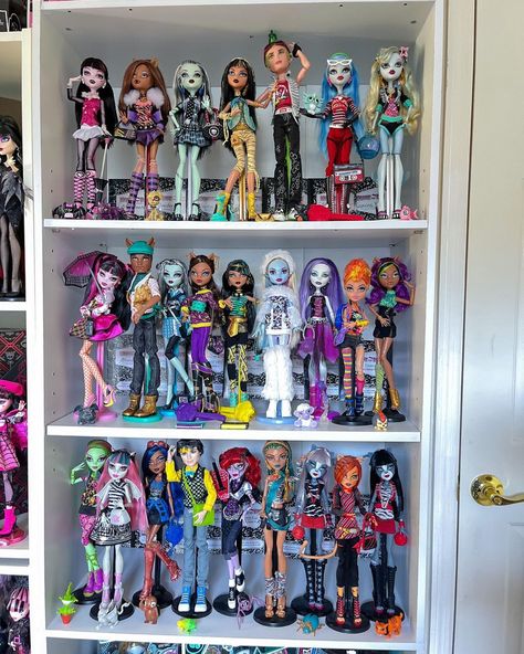 Monster High Display, Monster High Shelf, Monster High Dolls Original, Monster High Collection Display, Monster High Collection, Monster High Dolls Collection, Monster High Doll Collection, Monster High Room, Monster High Rooms For Doll