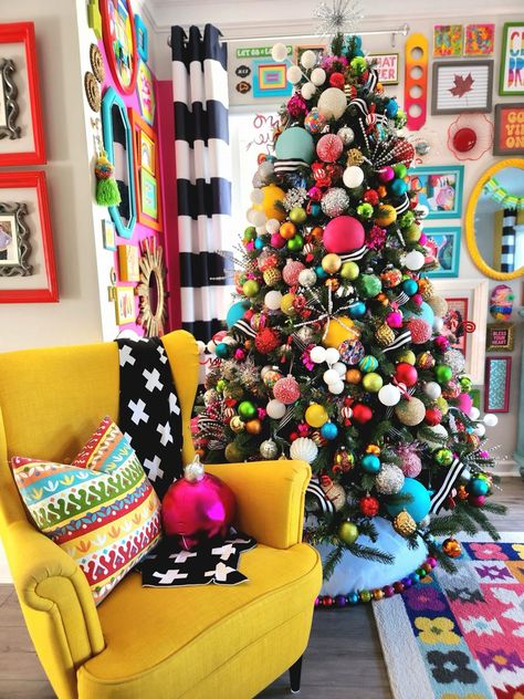 Maximalist Christmas Decorations, Maximalist Christmas Decor, Bright Maximalist Decor, Colorful Christmas Decor, Maximalist Christmas, Colorful Maximalist, Christmas Shop Window, Rainbow Explosion, Colorful Christmas Decorations