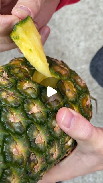 Pineapple Recipes Healthy, Fruit Treats, Pineapple Skewer, Cooking Items, Kitchen Hacks Food, Amazing Food Hacks, Cut Pineapple, Pineapple Recipes, Pineapple Fruit