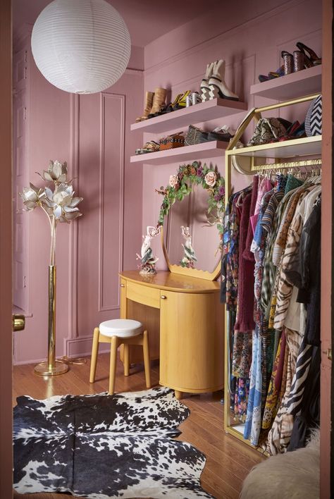 Bedroom Closet Wall Ideas, Wallpaper Dressing Room, Cool Dressing Room, Diy Room Into Closet, Mirrors In Bedroom Ideas, Diy Vanity Room, Fun Closet Paint Colors, Large Dressing Room Ideas, Basement Dressing Room Ideas