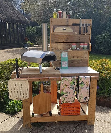 Build an outdoor pizza kitchen for less than £100 with The TV Carpenter Outdoor Pizza Kitchen, Diy Patio Garden, Pizza Table, Pizza Station, Pizza Oven Outdoor Diy, Garden Pizza, Pizza Oven Outdoor Kitchen, Small Outdoor Kitchens, Diy Pizza Oven