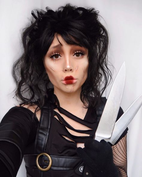 Edward Scissor Hands 🖤🔪 Kim Edward Scissorhands Costume, Female Edward Scissorhands, Edward Scissorhands Girl Costume, Kim Costume Edward Scissorhands, Edward Scissorhands Cosplay, Edward Scissorhands Makeup, Edward Scissorhands Halloween Costume, Wicked Makeup, Edward Scissorhands Costume