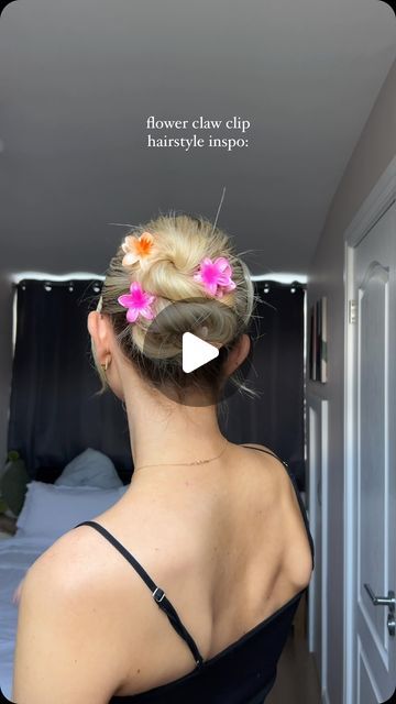 Christina Peart on Instagram: "baby flower claw clip inspo 🌺🍑   ✨  #flowerclawclip #summerhairstyles #messybun #hairstyletutorial #hairinspo" Mini Flower Clip Hairstyles, Mini Flower Claw Clip Hairstyles, Mini Flower Clips, Hawaiian Flower Hair, Flower Claw Clip, Hair Clip Hairstyles, Clip Hairstyles, Baby Flower, Instagram Baby