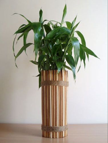 Chopstick Vase: recycled plastic bottle, recycled chopsticks and twine Chopstick Art, Chopsticks Crafts, Chopsticks Design, Bamboo Diy, Luminaire Original, Wood Pipe, Bamboo Crafts, Craft Stick Crafts, Chopsticks